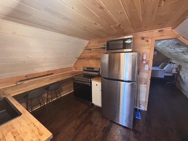 Building Photo - Quiet furnished walking to everything in B...