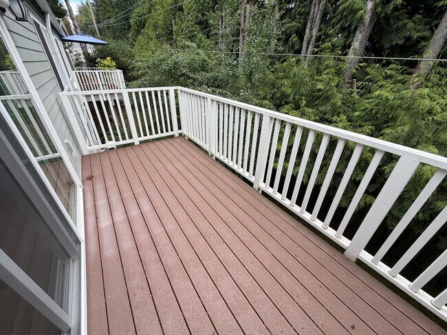 Building Photo - Charming Condo Located in the Highly Desirable Mountain Park Neighborhood of Lake Oswego.