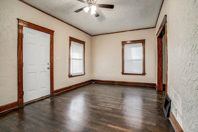 Building Photo - 806 Monroe Ave