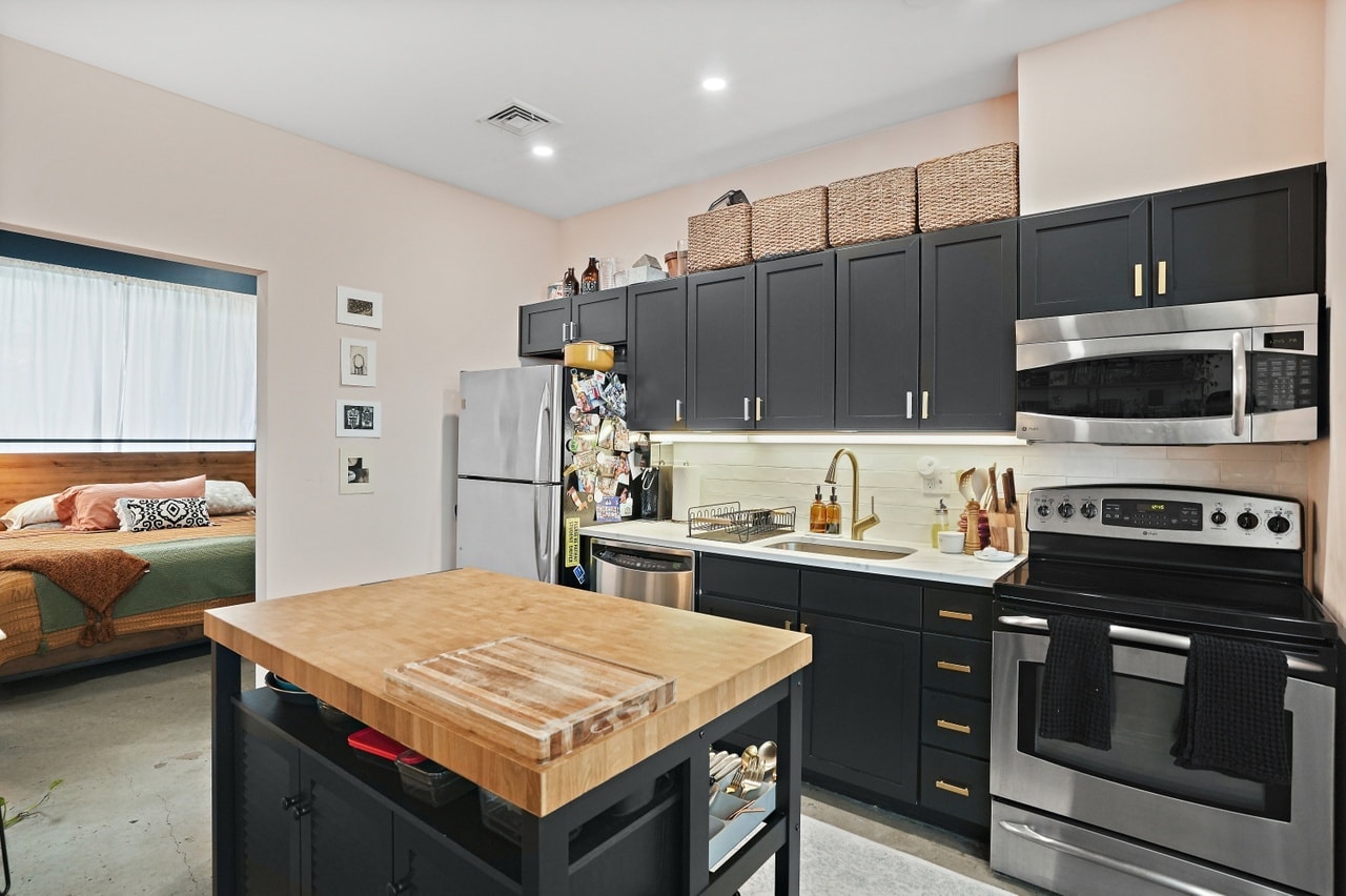 Renovated kitchen with granite countertops - 1414 Belmont St NW
