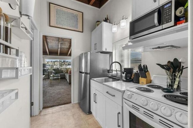 Building Photo - Spacious Remodeled Home with Separate Apar...