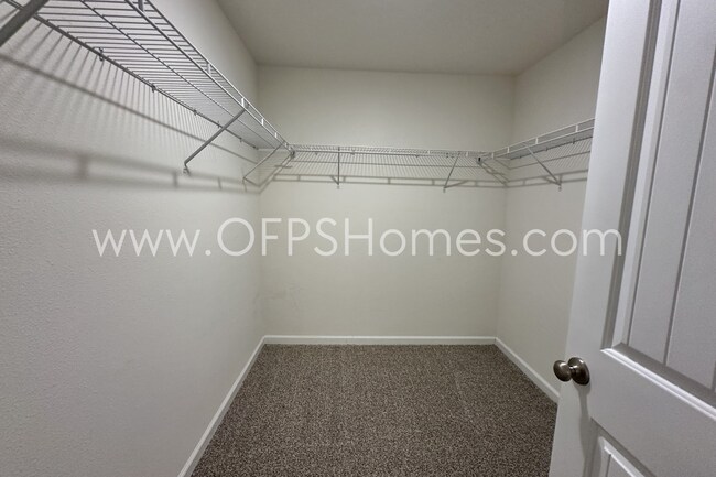 Building Photo - AVAILABLE NOW IN REDSTONE COMMONS