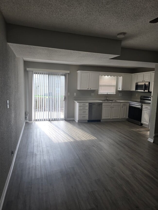 Building Photo - Renovated Duplex for rent
