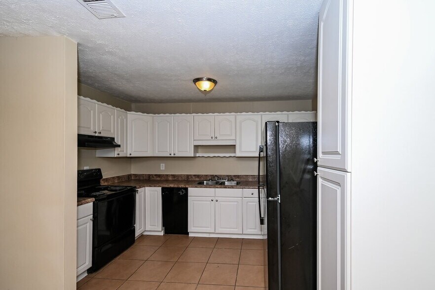 Building Photo - 3564 Briar Dr