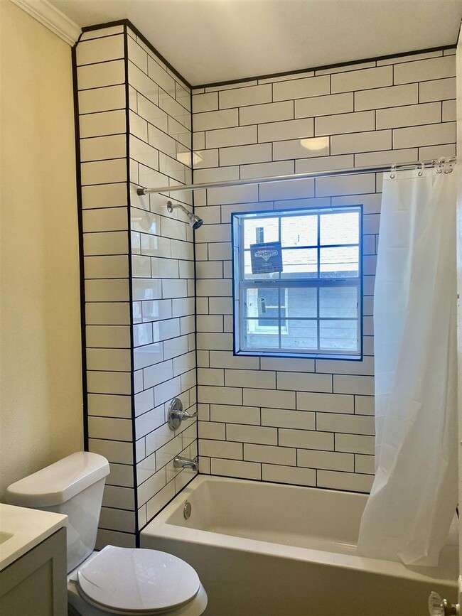 Building Photo - Restored 3 br 2 ba Craftsman style Home fo...