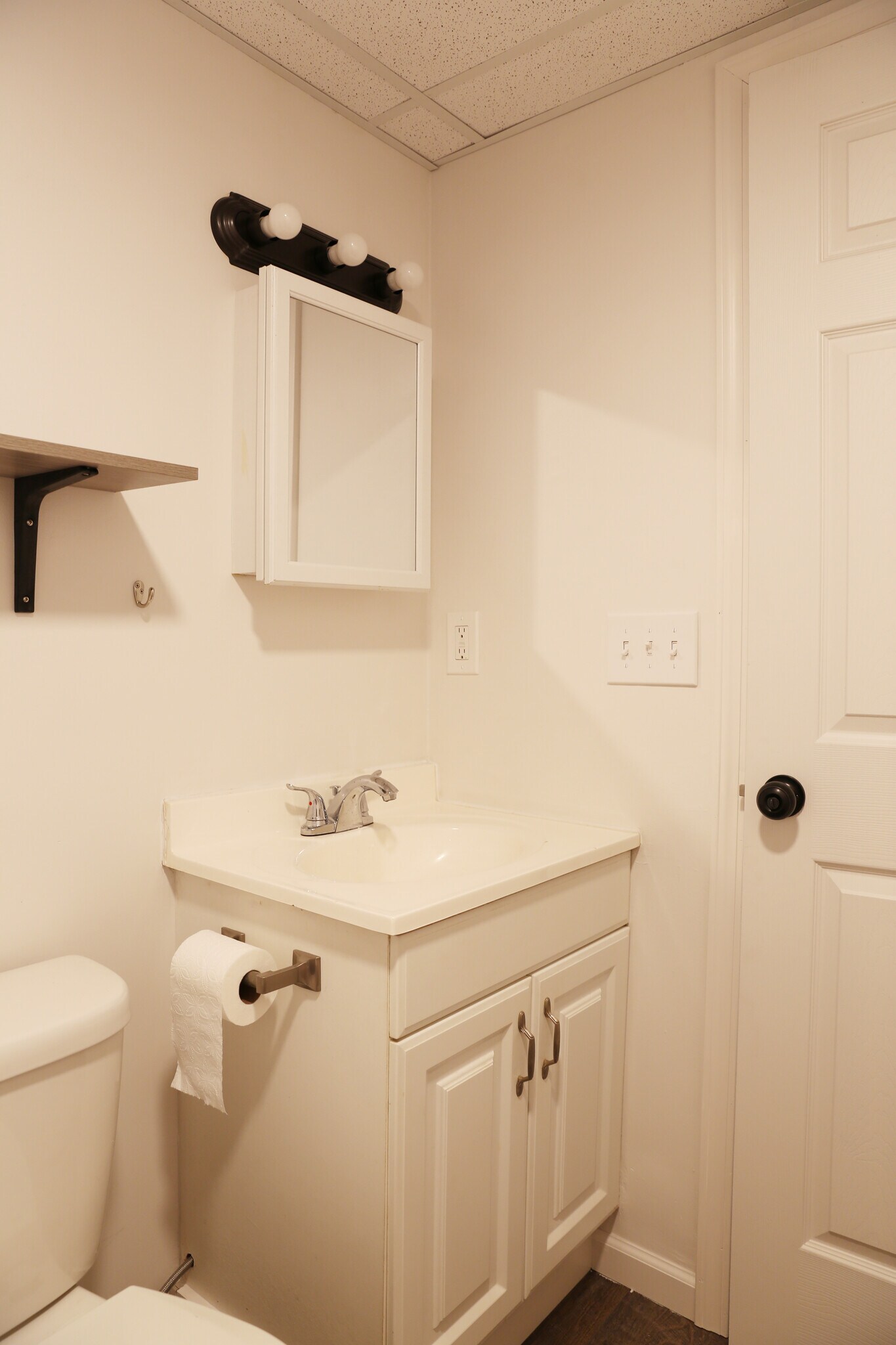 bathroom - 1511 Leavenworth St