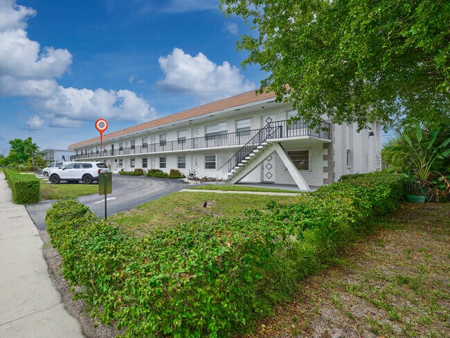 Building Photo - 227 Castlewood Dr