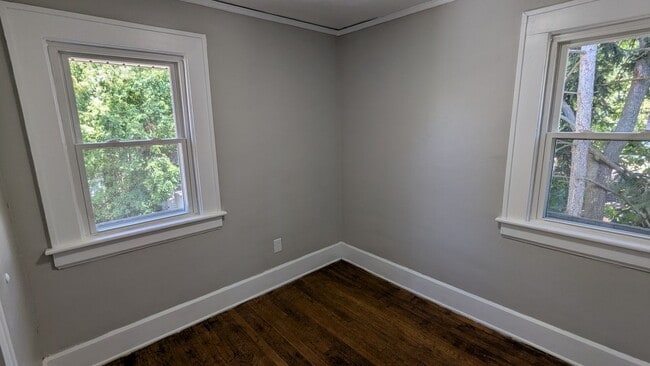 Building Photo - Newly renovated gem located in Akron