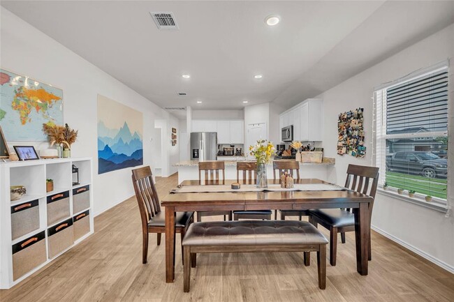 Building Photo - 185 Sandringham Lp