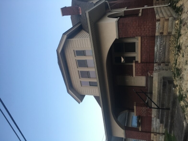 Building Photo - 320 E Main St