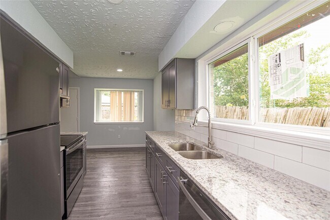 Building Photo - 15822 Bazelbriar Ln