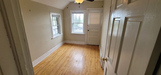 Building Photo - JUNE 2026 - Duluth MN -4 bed - 1 bath - Si...