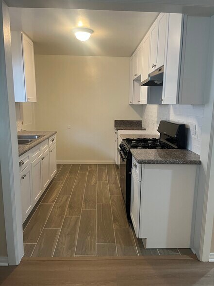Primary Photo - 14149 Vanowen St
