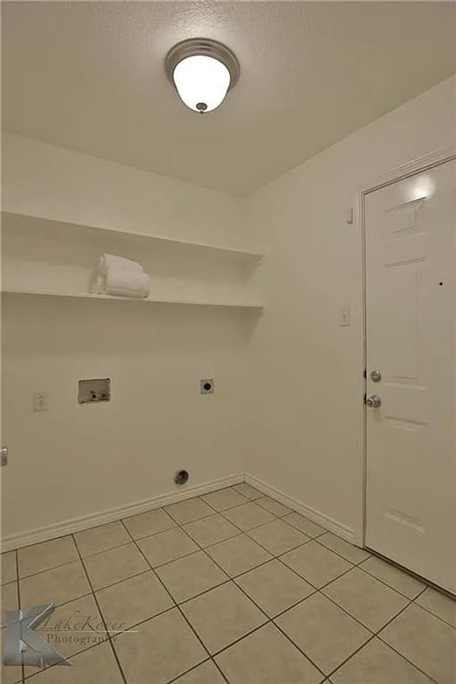 Building Photo - Cute 3-bedroom, 2-bath home