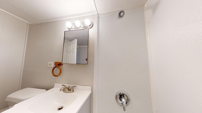 Building Photo - Huge 4 Bedroom Single Family House - almost 1500 SQ FT!