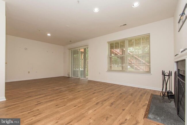 Building Photo - 117 Longpoint Way