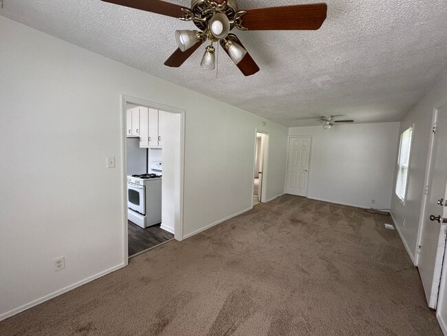Building Photo - Greenwood 3 Bedroom 2 Bath