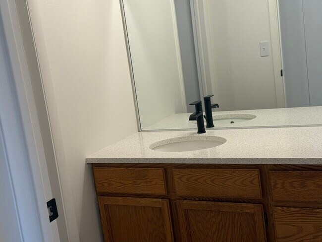 Building Photo - Spacious & Stylish 1-Bedroom Condo in the ...