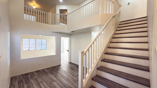 Building Photo - 10631 Streamside Ave