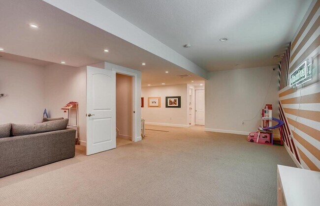 Building Photo - Executive & Modern 5BR/4BA Luxury Home. MO...