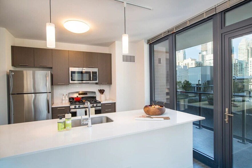 Building Photo - 637 N Wells St