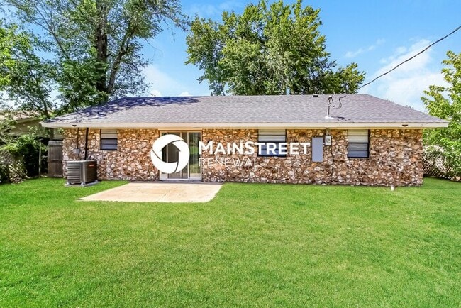 Building Photo - 3 Bedroom Pet-Friendly Home in Midwest City, OK with Main Street Renewal