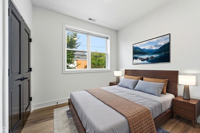 Building Photo - 3902 S Lake Park Ave