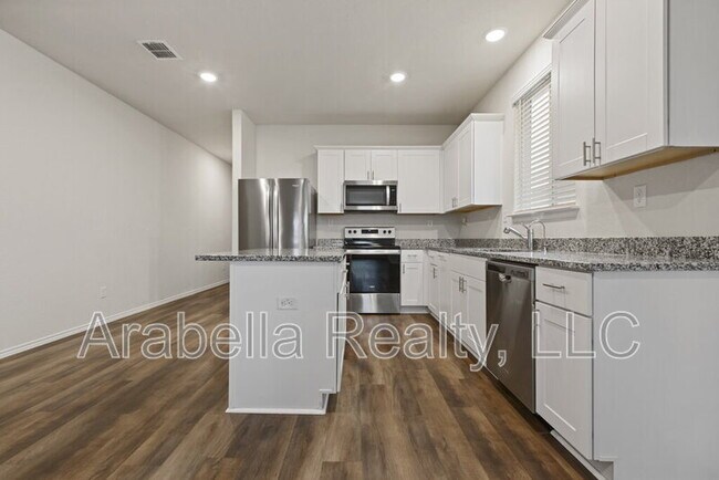 Building Photo - 440 Lynwood Gold