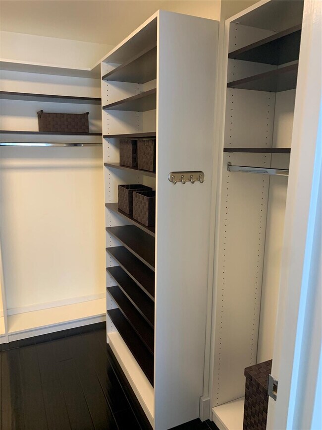 Building Photo - 1000 Parkview Dr