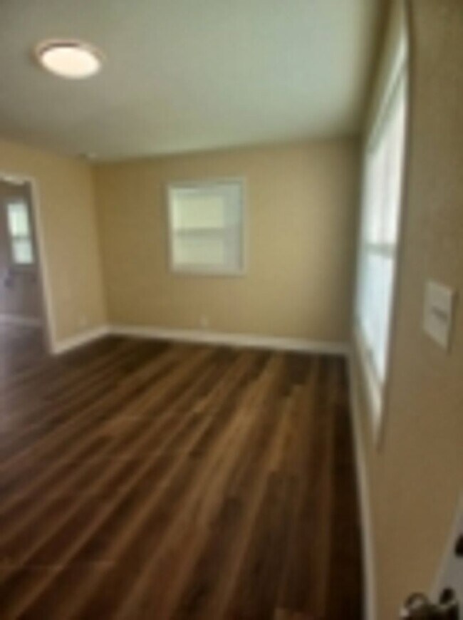 Building Photo - Newly renovated 3 bedroom