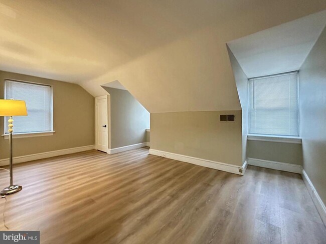 Building Photo - 1109 W James St