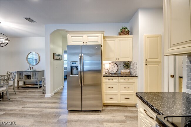 Building Photo - 10519 Diamante Way