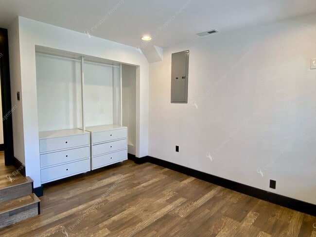 Building Photo - Unfurnished - Charming 3-Bedroom Home in D...