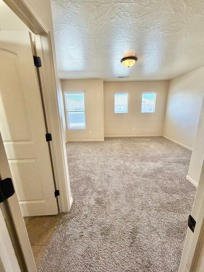 Building Photo - Fossil Hills #51-Beautiful town home near little valley