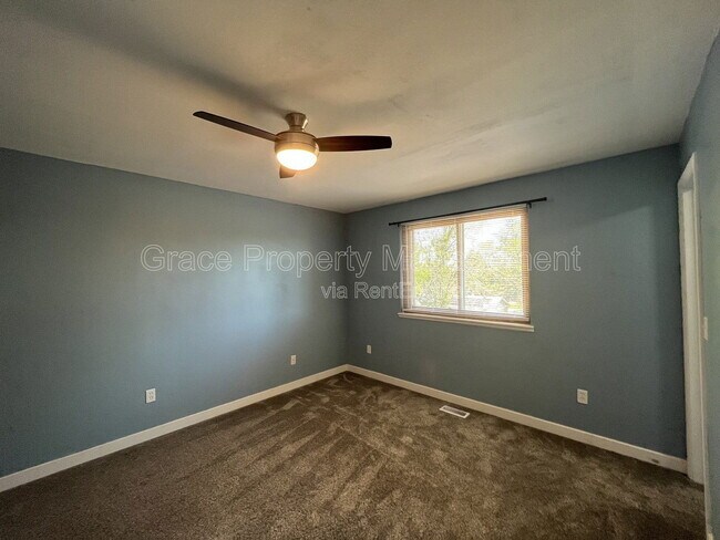 Building Photo - 3054 S Fraser St