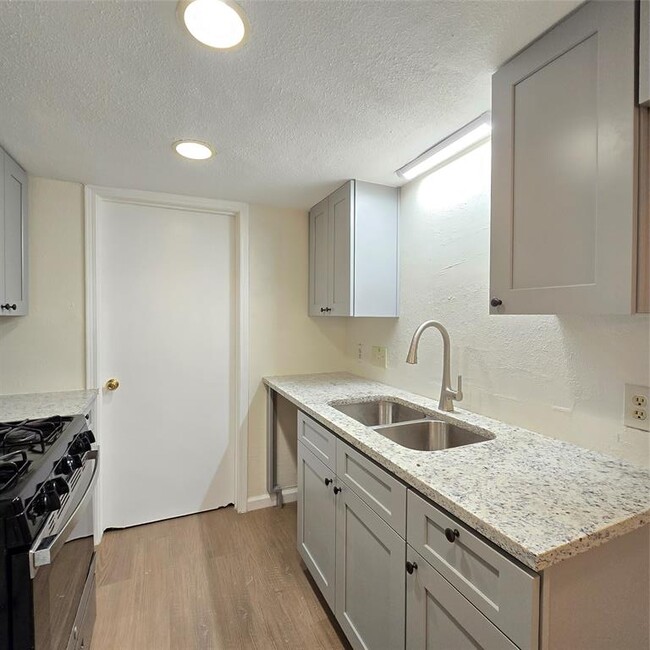 Building Photo - 1305 Dobie Dr