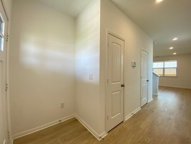 Building Photo - 408 Brody Ln