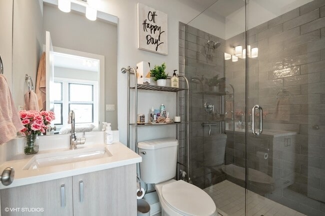 Building Photo - 3550 N Racine Ave