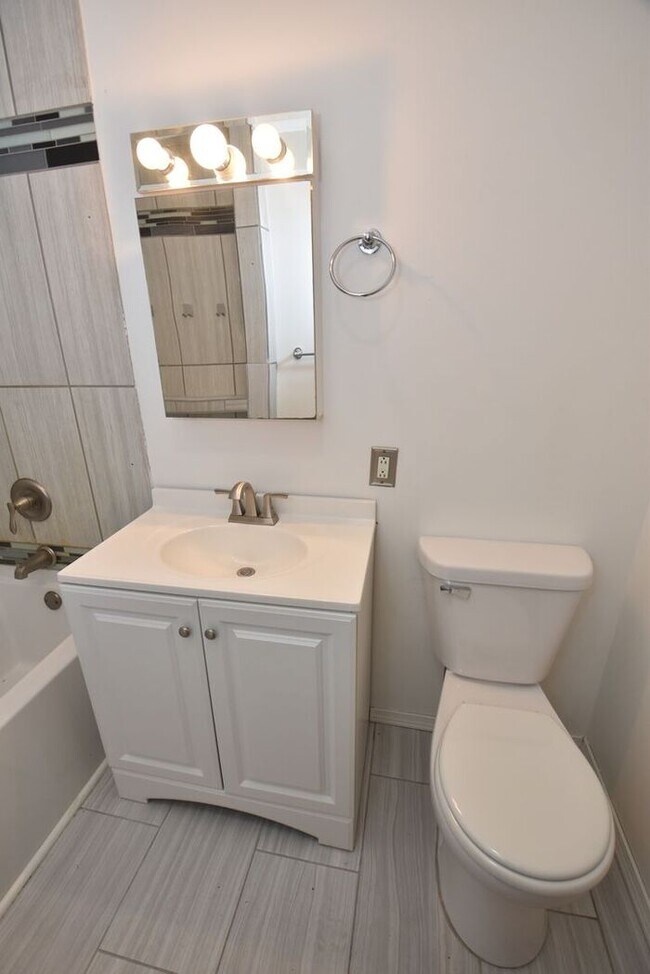 Building Photo - Mishawaka 4 bedroom with a Primary suite a...