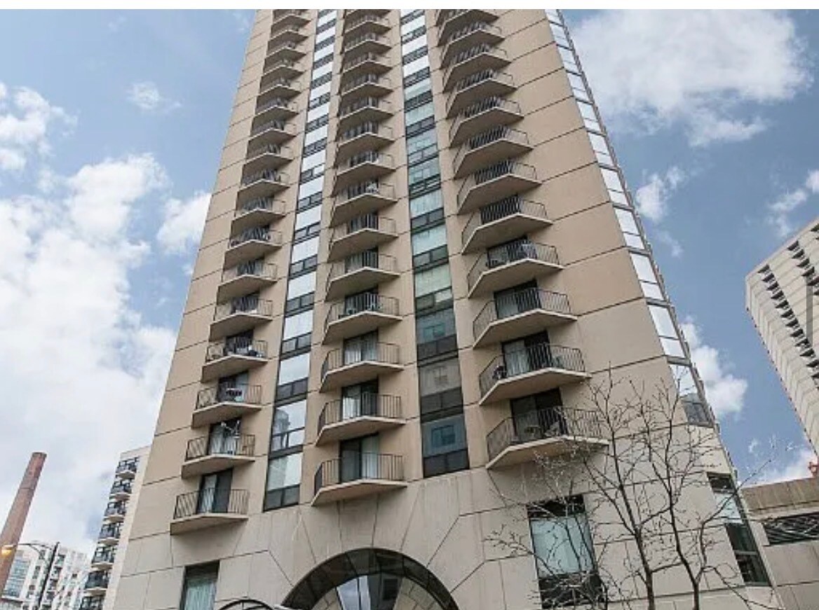 Building Photo - 70 W Huron St