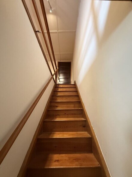 Building Photo - 405 Maple Ave