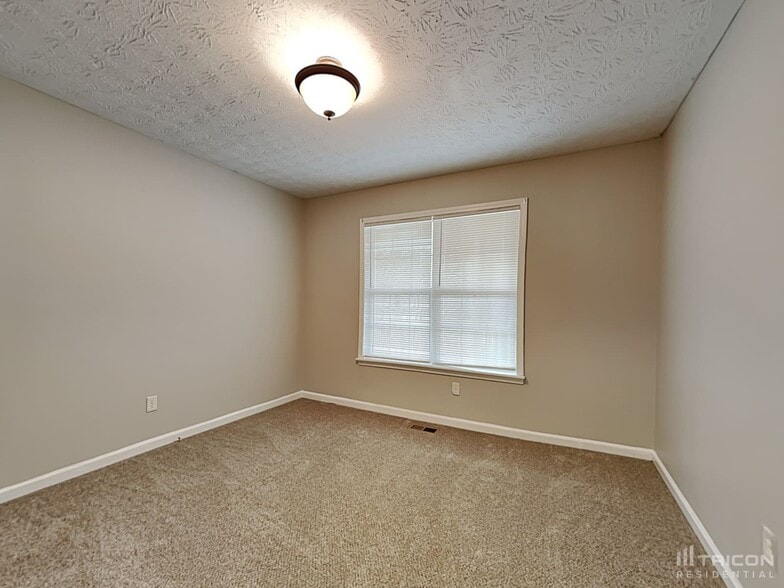 Building Photo - 205 N Willow Ct