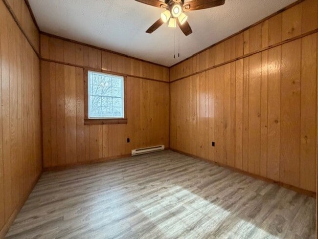 Building Photo - 4 bed 1.5 Bath Home Available in Springfield+