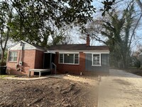 Building Photo - **AVAILABLE NOW**3 Bedroom / 1 Bathroom Ho...