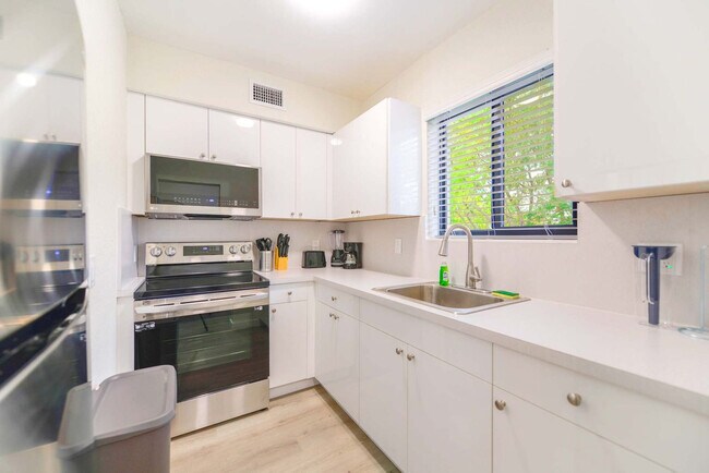 Building Photo - 700 SW 11th Ave