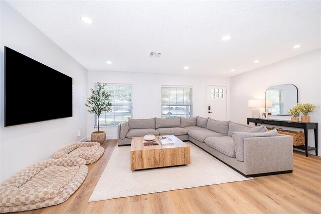Building Photo - 2426 Whitehall Cir