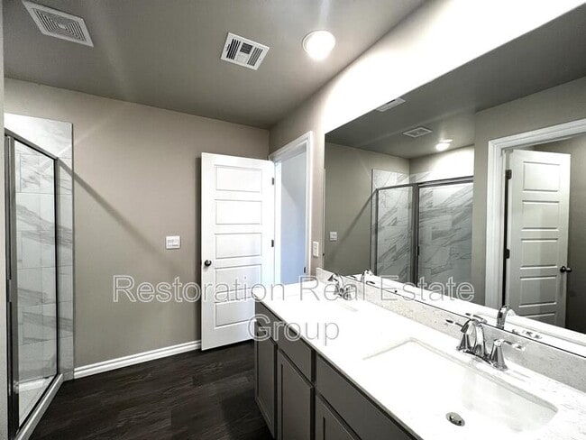 Building Photo - 2717 Dennis Dr