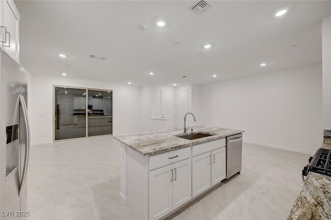 Building Photo - 2537 Monolith St