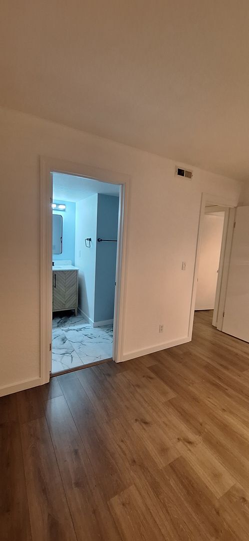 Building Photo - Luxurious 2-Bed, 2-Bath Condo with Spectacular Views and Designer Upgrades in Kirkland!!