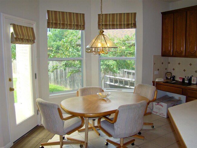 Building Photo - 10700 Pointe View Dr